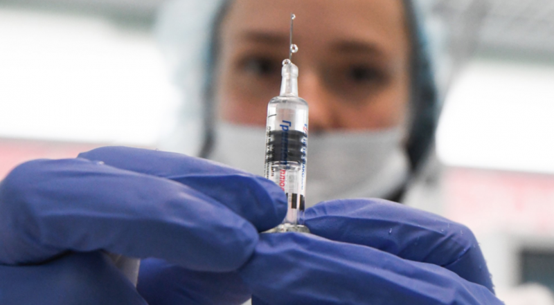 "Европейские вакцины против COVID-19 могут вызвать аллергию и бесплодие": Вице-президент Pfizer