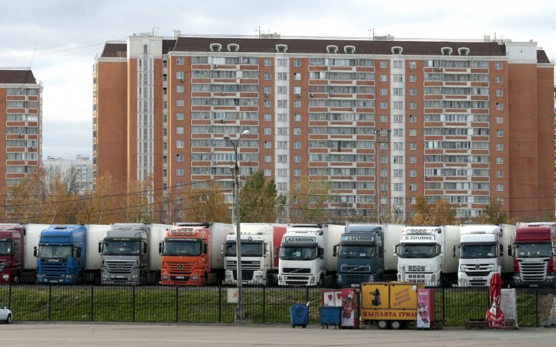 
            Минтранс намерен разрешить парковку грузовиков во дворах
        