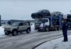 Land Rover Defender вытащил застрявший автовоз с 7 машинами. Видео