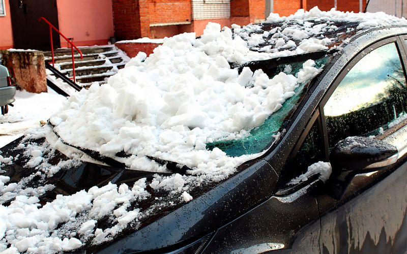 
            Что делать, если на машину упал снег с крыши. Инструкция
        