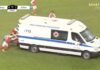 Футболисты вытолкали машину скорой, которая заглохла прямо на поле. Видео