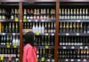СМИ: крепкий алкоголь предложили убрать из продуктовых магазинов
