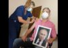 Мэр аргентинского города привился от коронавируса c портретом Путина в руках