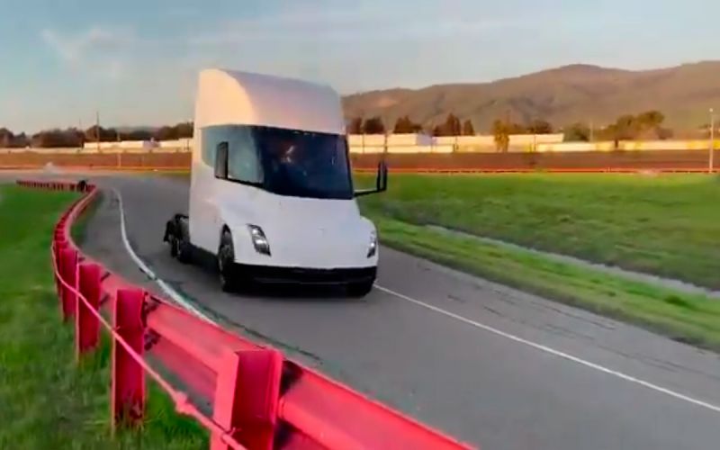 
            Tesla показала электрический грузовик на видео
        
