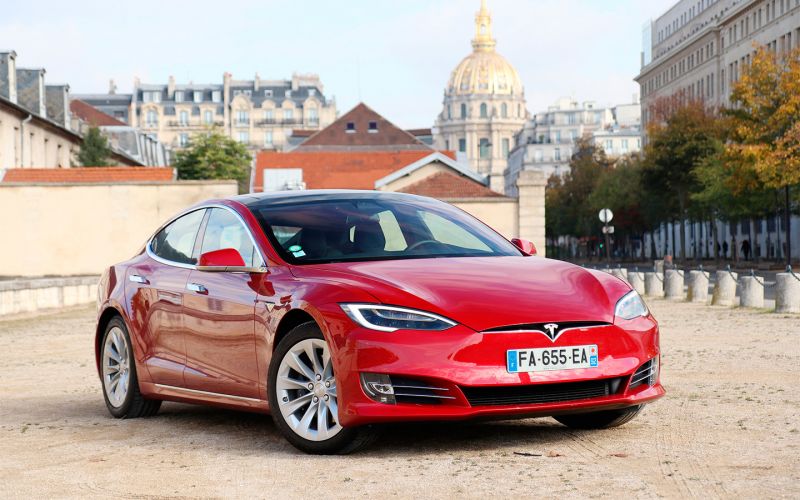 
            Tesla предложила случайным водителям протестировать автопилот
        