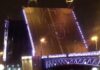 На разведенном Дворцовом мосту в Петербурге показали проекцию с Гагариным