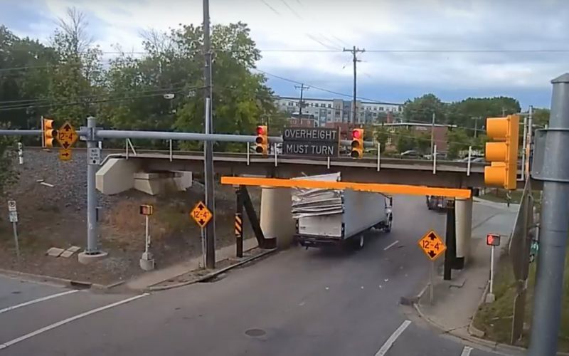 
            «Мост глупости» в США срезал крышу у грузовика. Видео
        