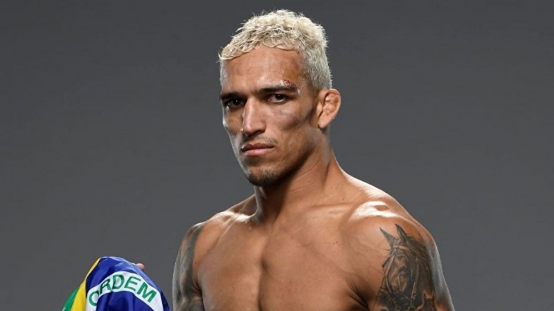 Оливейра нокаутировал Чендлера и стал новым чемпионом UFC в легком весе