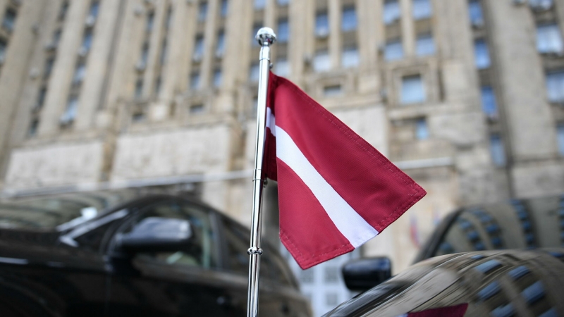 Посольство Латвии в России прокомментировало замену триколора в Риге