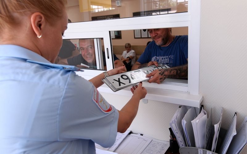 
            Как поставить машину на учет ГИБДД в 2021: изменения и нюансы
        