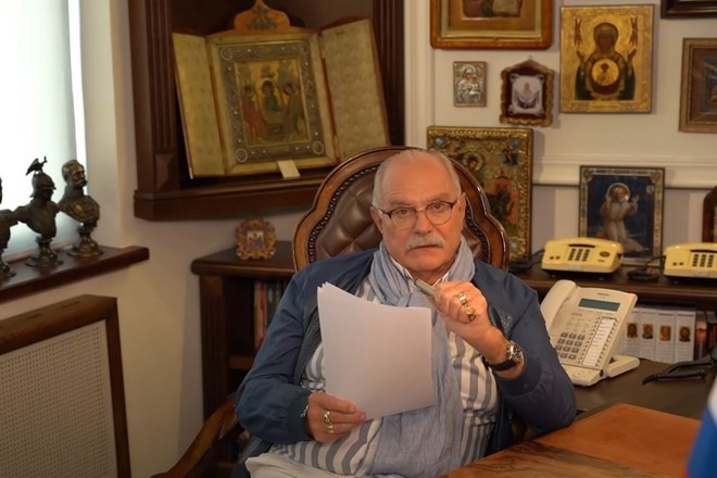 Михалков сравнил Даню Милохина с общественным туалетом и обругал «Сбер»