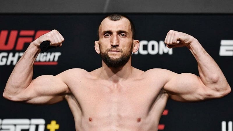 Россиянин Салихов победил 42-летнего бразильца на турнире UFC