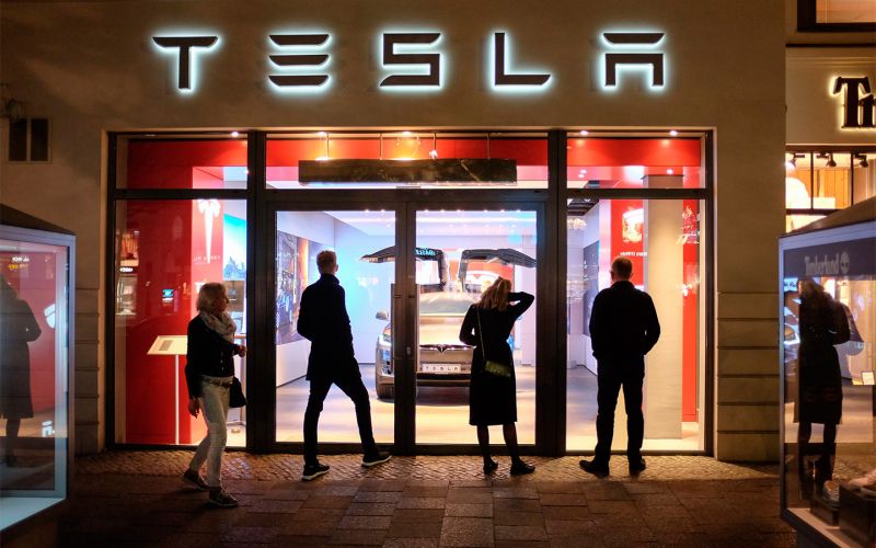 
            В Китае Tesla отзовет 285 тысяч машин из-за проблем с автопилотом
        
