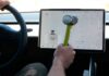 Водитель разбил кувалдой экран Tesla для проверки электрокара. Видео