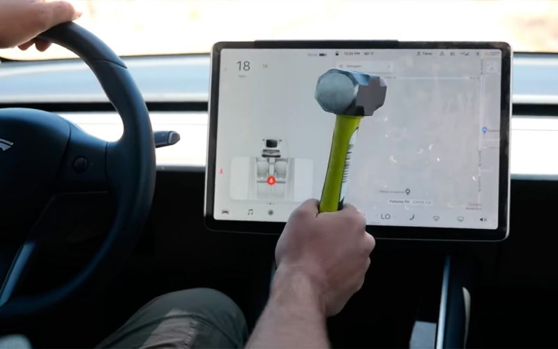 
            Водитель разбил кувалдой экран Tesla для проверки электрокара. Видео
        