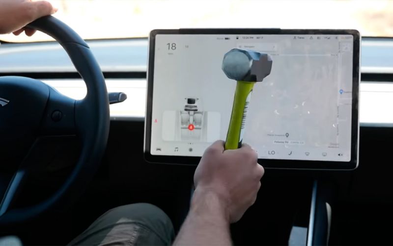 
            Водитель разбил кувалдой экран Tesla для проверки электрокара. Видео
        