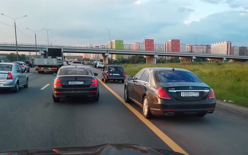 
            «Они воруют наше время». Как водители устраивают рейды против обочечников
        