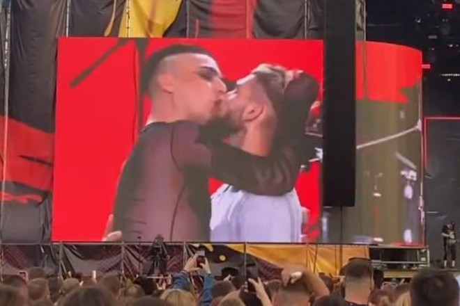 Украинский певец поцеловал мужчину на сцене и заявил, что он бисексуал - NEWS.ru - 06.07.21
