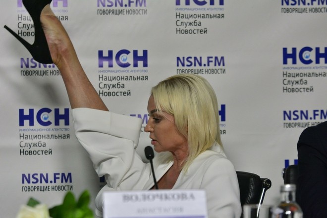 Волочкова насмешила фанатов, померявшись ногами с конём - NEWS.ru - 16.07.21