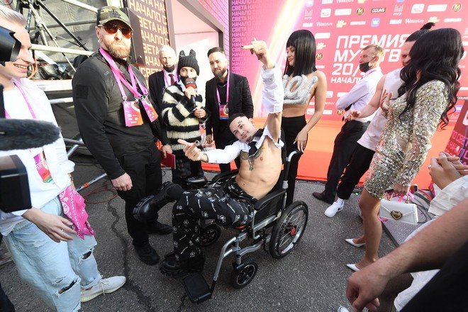 Моргенштерн подарил свою знаменитую инвалидную коляску больному подростку - NEWS.ru — 10.08.21
