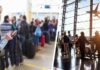 Российские туристы рассказали почему они выстраиваются в длинные очереди перед самолетом