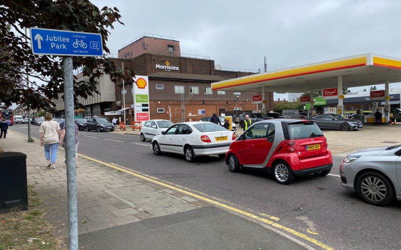 
            Британцы бросились скупать бензин из-за опасений перебоя в поставках
        