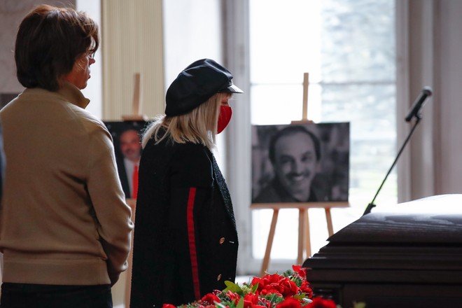 Пугачёва расплакалась на церемонии прощания с Красновым - NEWS.ru — 09.09.21