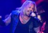 Вокалист американской группы Motley Crue пострадал при падении со сцены — NEWS.ru — 17.10.21