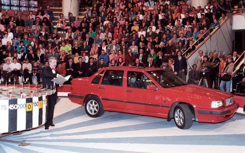 
            От Lada до Volvo: какие автомобили разыгрывали в «Поле Чудес»
        