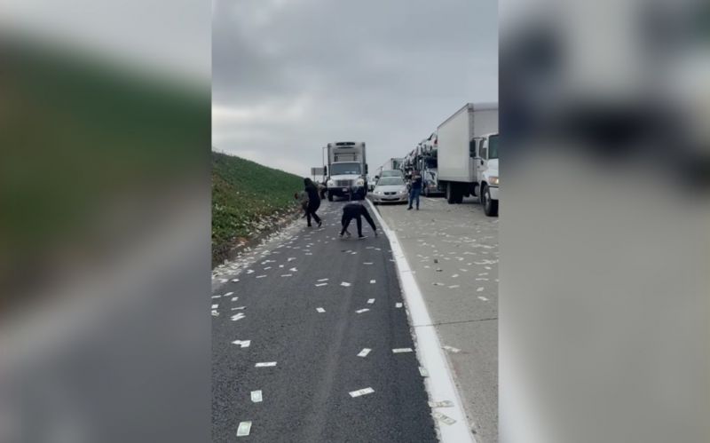 Трассу в США засыпало долларами. Видео