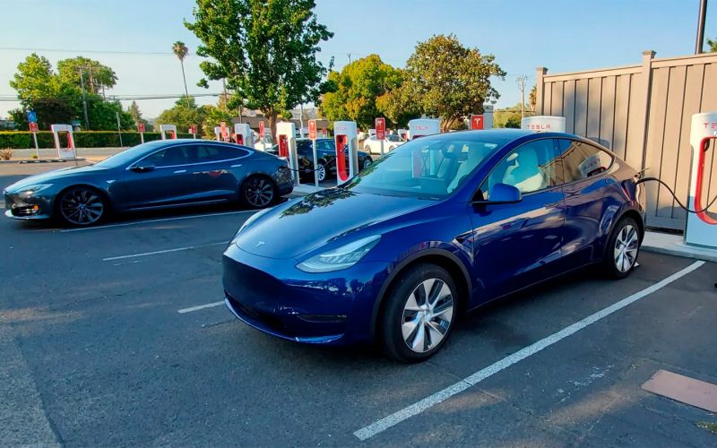 Владельцы новых машин Tesla пожаловались на отсутствие USB-разъемов