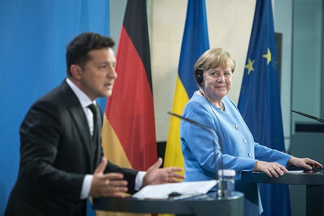 Bild: Меркель отказала Зеленскому в поставках оружия на Украину