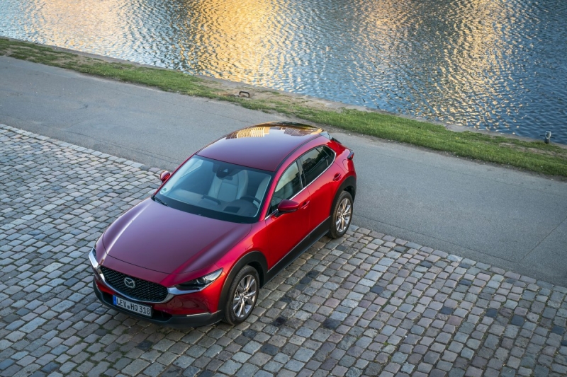 Этот бюджетный BMW лучше CX-5: новая Mazda CX-30 покорила американцев. Минусов в кроссе нет