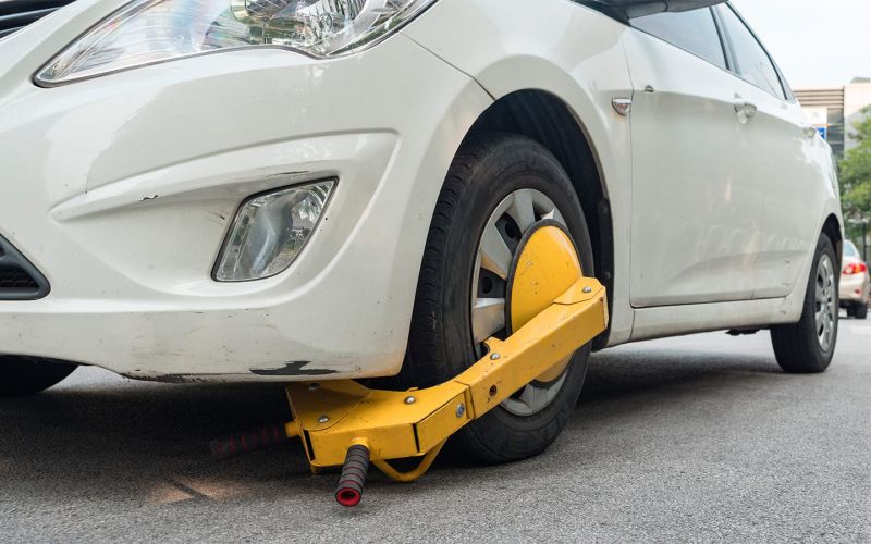 
            Машинам нарушителей правил парковки начнут ставить блокираторы на колеса
        