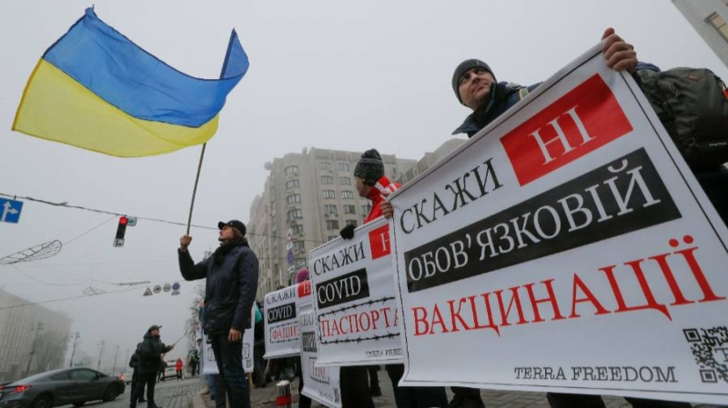 Противники обязательной вакцинации на Украине перекрыли трассу Киев – Харьков