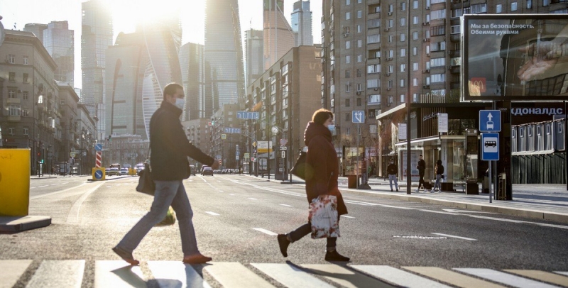 В России предложили штрафовать пешеходов за пользование телефоном на дороге