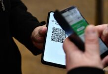 Закон о QR-кодах не коснется детей, заявила Голикова