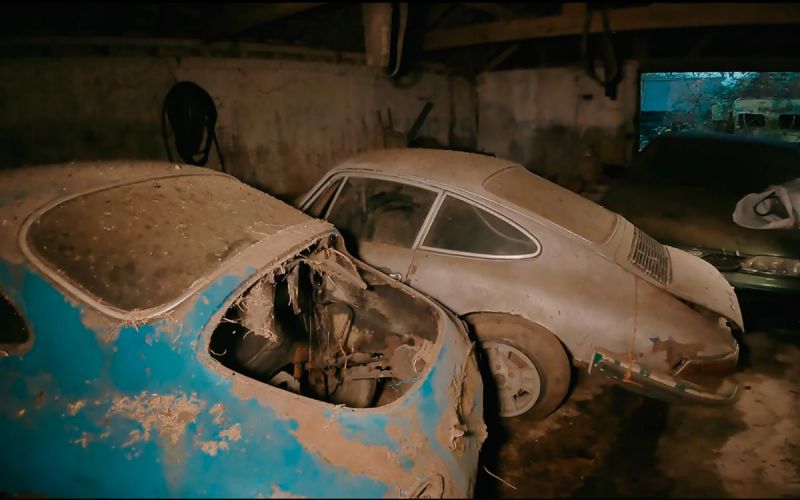 В старом амбаре нашли заброшенную коллекцию ретро-автомобилей. Видео