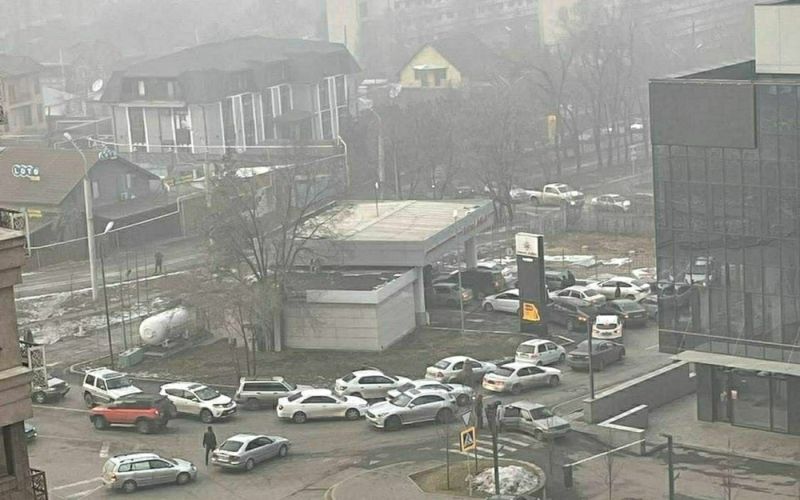 
            Водители стали выкачивать топливо из хранилищ АЗС в Казахстане. Видео
        