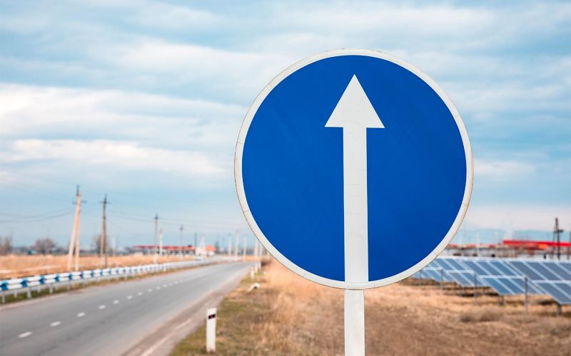 
            Знак «Движение прямо»: зона действия, что разрешает и запрещает
        