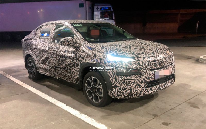 
            Неизвестный купе-кроссовер Renault сфотографировали на парковке
        