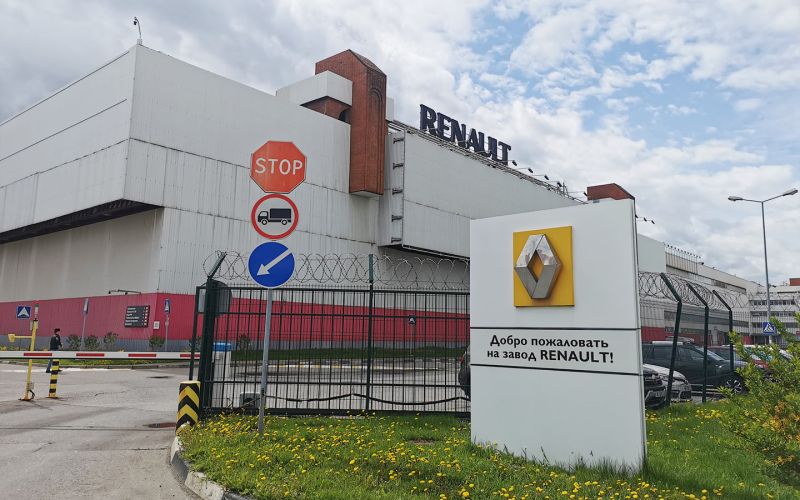 
            «Новый директор уже приезжает в офис». Что происходит на «Москвиче»
        