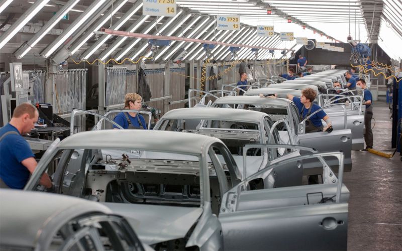 
            «Добавили еще 100 тысяч отступных»: Volkswagen ждут массовые сокращения
        
