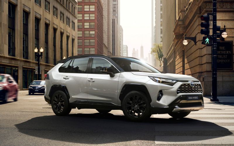 Toyota обновила кроссовер RAV4: фото салона