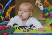 Игрушки для новорожденных: советы по выбору