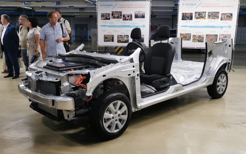 
            Lada представила электрическую версию Largus: первые фото
        