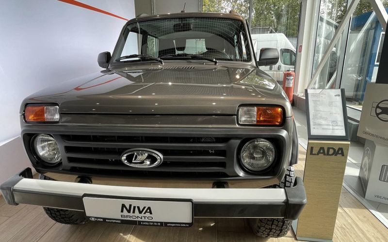 
            «Машин осталось мало». Сколько у дилеров стоит «упрощенная» Lada Niva
        