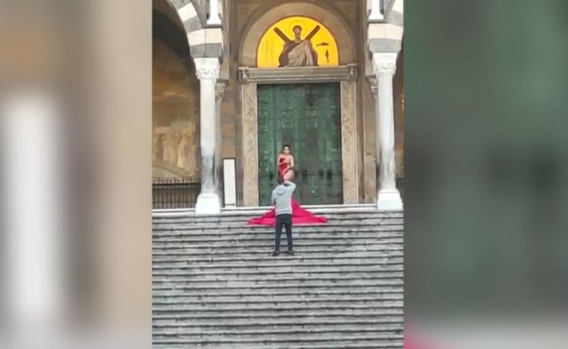 Туристка разделась догола на ступеньках собора, вызвав гнев местных жителей
