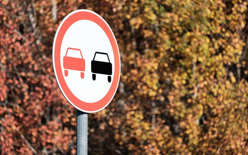 
            Что нужно знать о знаке «Обгон запрещен»: когда штраф, а когда лишение
        