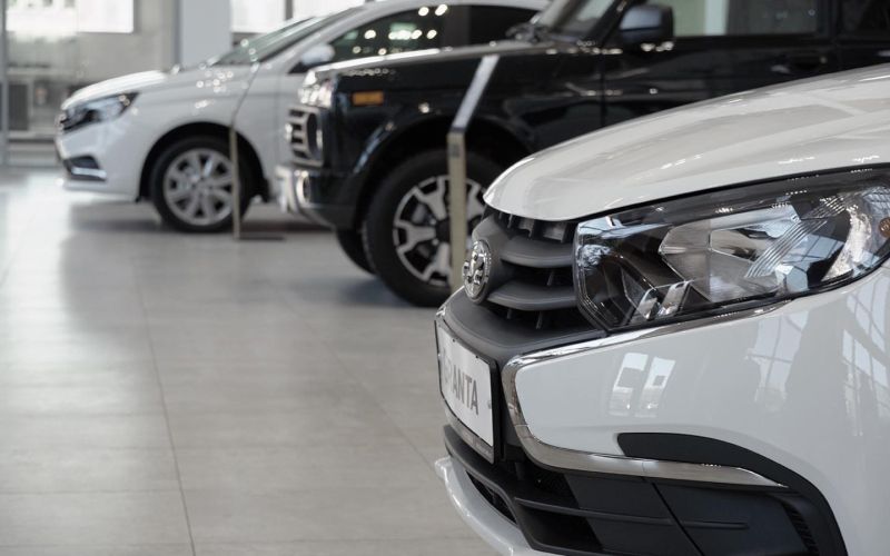 
            «Lada Granta с ABS давно закончились». Репортаж из автосалонов
        